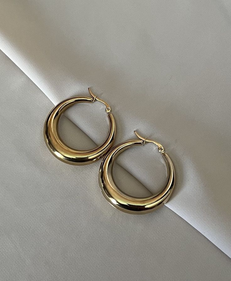gold ear ring
